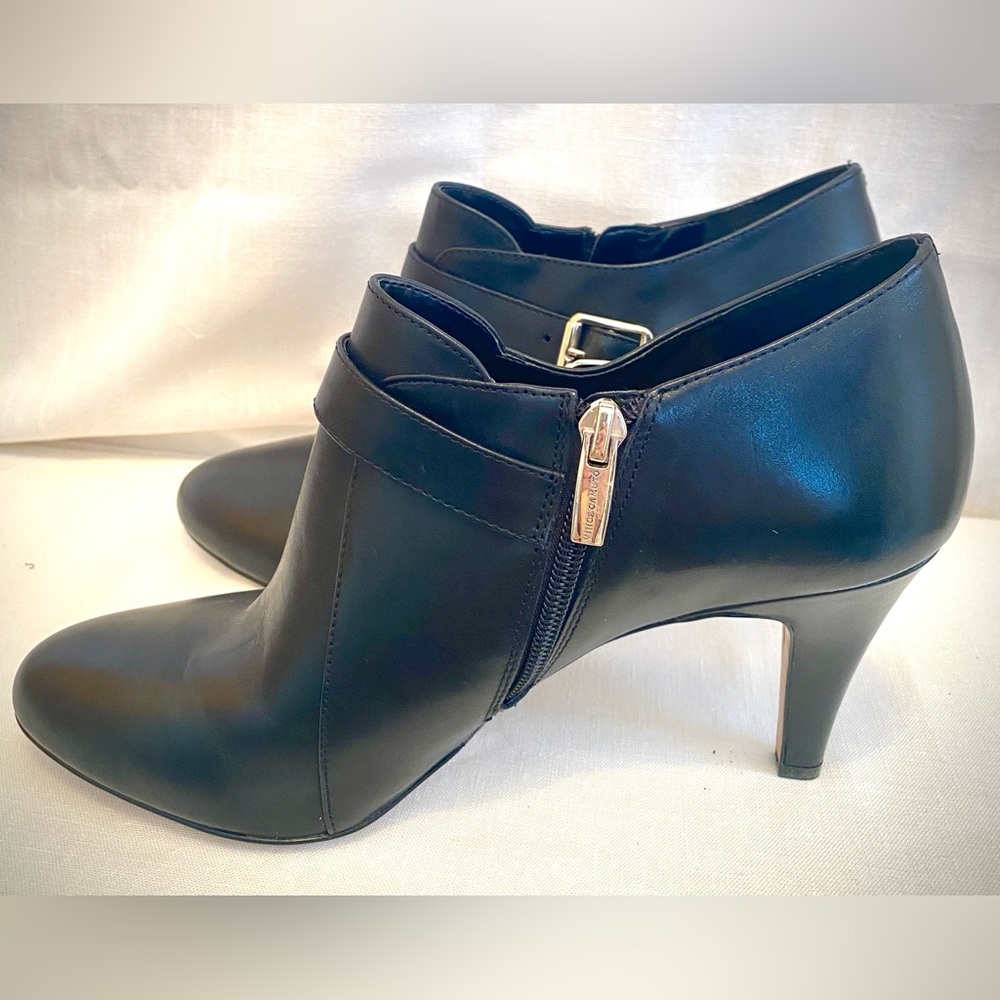 Vince Camuto Vonilesa Womens 10 M. Black Leather Low Cut Heel Buckle Boots Silky
